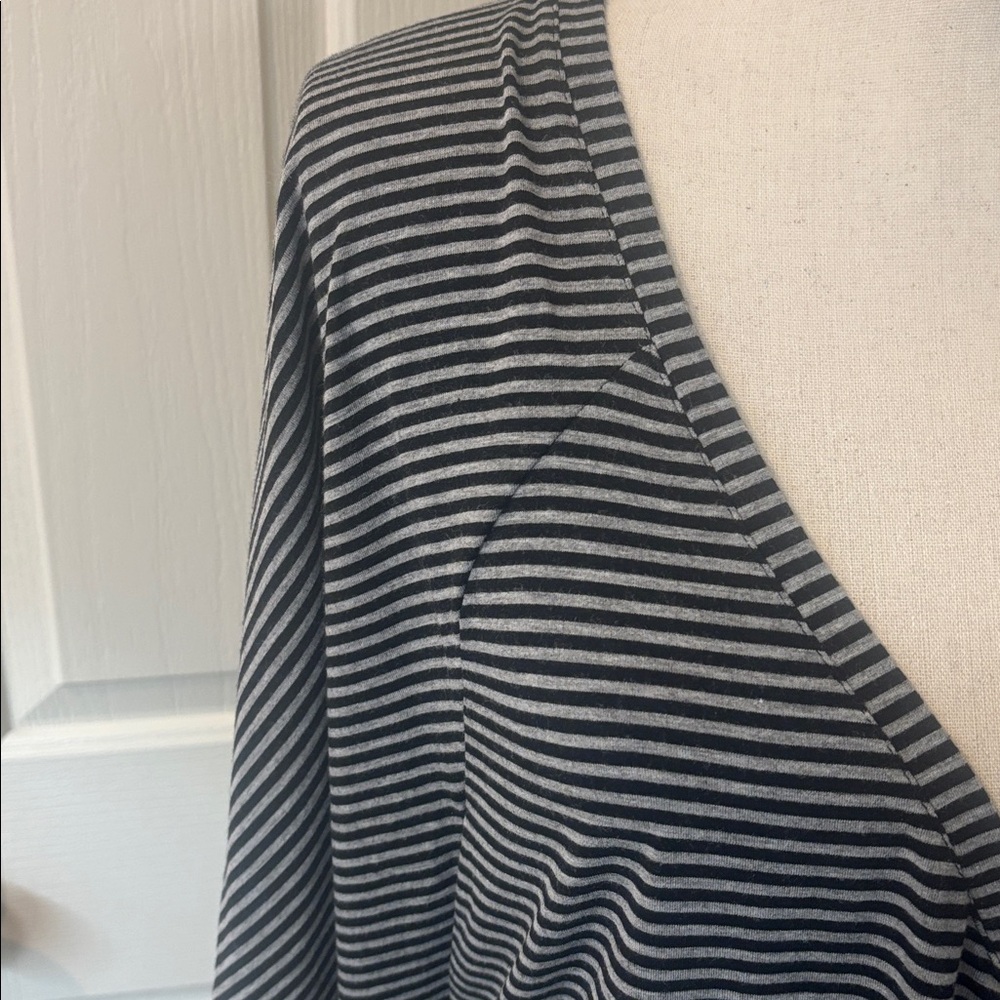 EUC Black and Gray Top - Picture 7 of 9